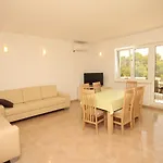Seaside Apartments With A Swimming Pool Ugljan - 829 Apartman *
