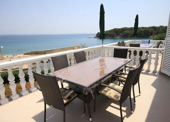 Seaside With A Swimming Pool - 829