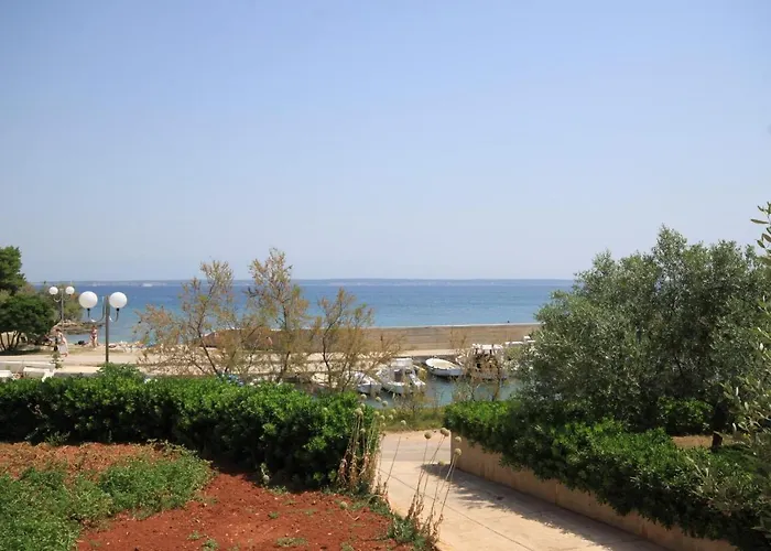 Seaside With A Swimming Pool - 829