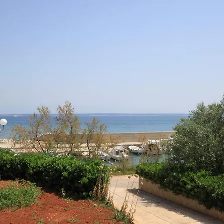 Seaside With A Swimming Pool - 829