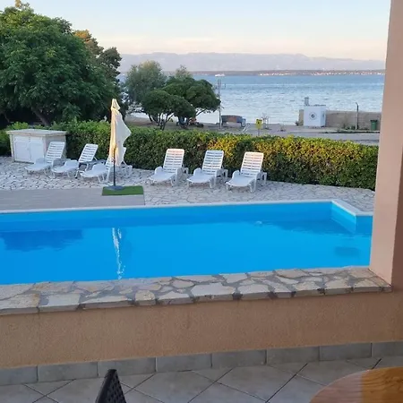 Seaside With A Swimming Pool - 829
