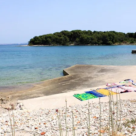 Seaside With A Swimming Pool - 829