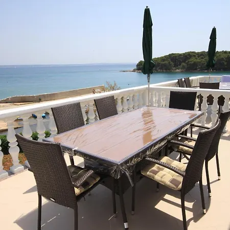 Seaside With A Swimming Pool - 829